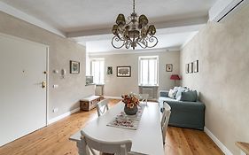 Guesthost - Modern Apartment In The Heart Of Lucca!